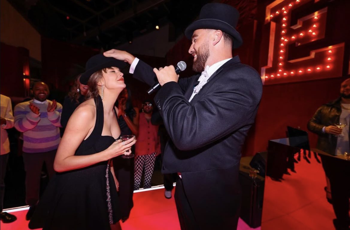 taylorswiftbr's tweet photo. 🚨 FOFURA! 

Taylor Swift recebendo o chapéu de “22” de Travis Kelce. https://t.co/229drIP1I5
