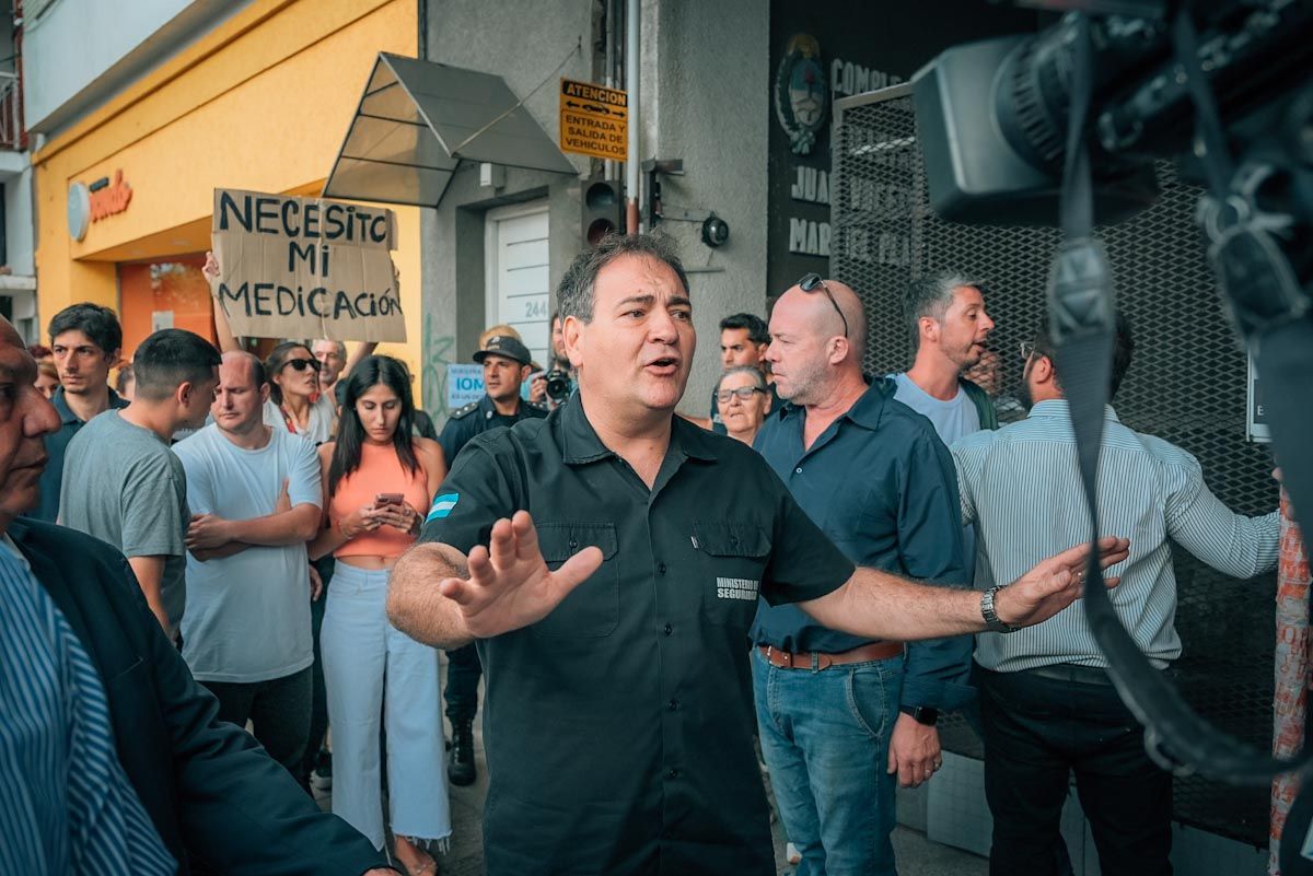 quedigital1's tweet photo. #AMPLIAMOS 📣 Kicillof en Mar del Plata: protesta de afiliados a IOMA y fuerte operativo  https://t.co/b0pkdZ6YjO https://t.co/gGwb8BnImI