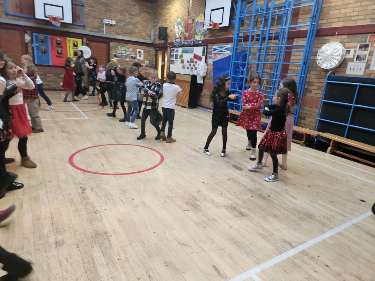 🎄🥳Dancing and games at the P3&amp;4 Christmas party! <a href="/MrsLMcFarlane/">Mrs McFarlane</a> <a href="/KBarr_16/">Mrs Barr</a>