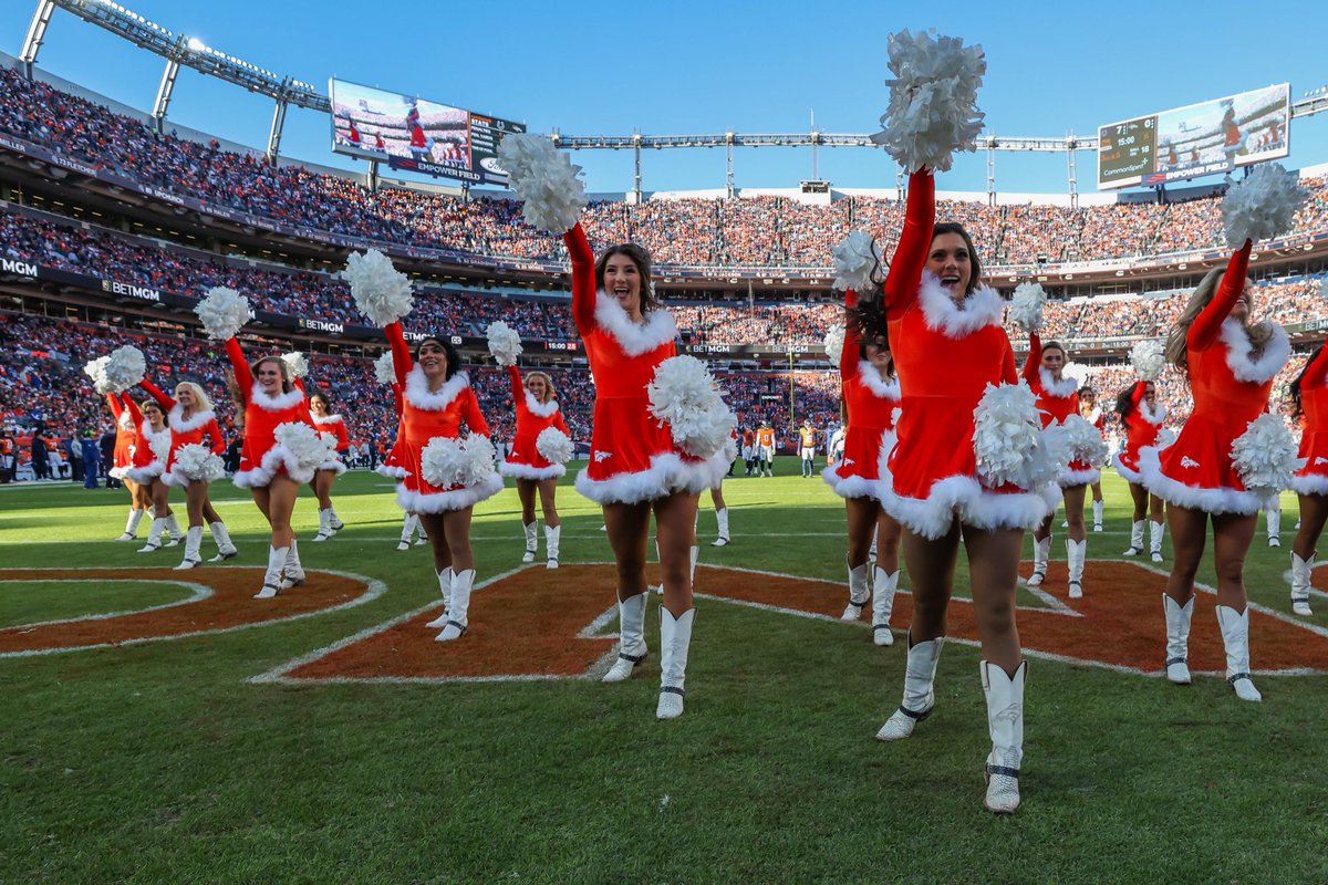 BroncosCheer's tweet photo. Putting a bow on #INDvsDEN 🎁📸
Full gallery ➡️ https://t.co/ZL8fvTVSUj https://t.co/fh82PTDeeO