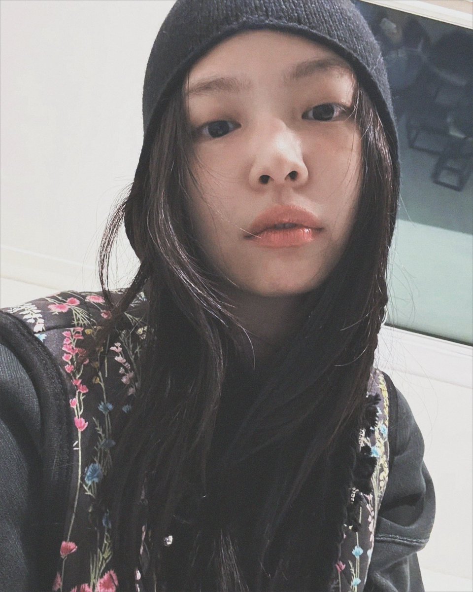 이 따뜻한 옷을 입고 하루를 보내는 것. 그리고 내가 좋아하는 모든 활동을 한 다음 아무렇게나 잠들어 버리는 것이 지금으로서는 내 계획입니다. 지금은 특정 장르의 내가 좋아하는 노래를 듣고 있습니다. 이것보다 더 좋은 것은 절대 없을 거야, 나는 좋은 시간을 보내고있어.