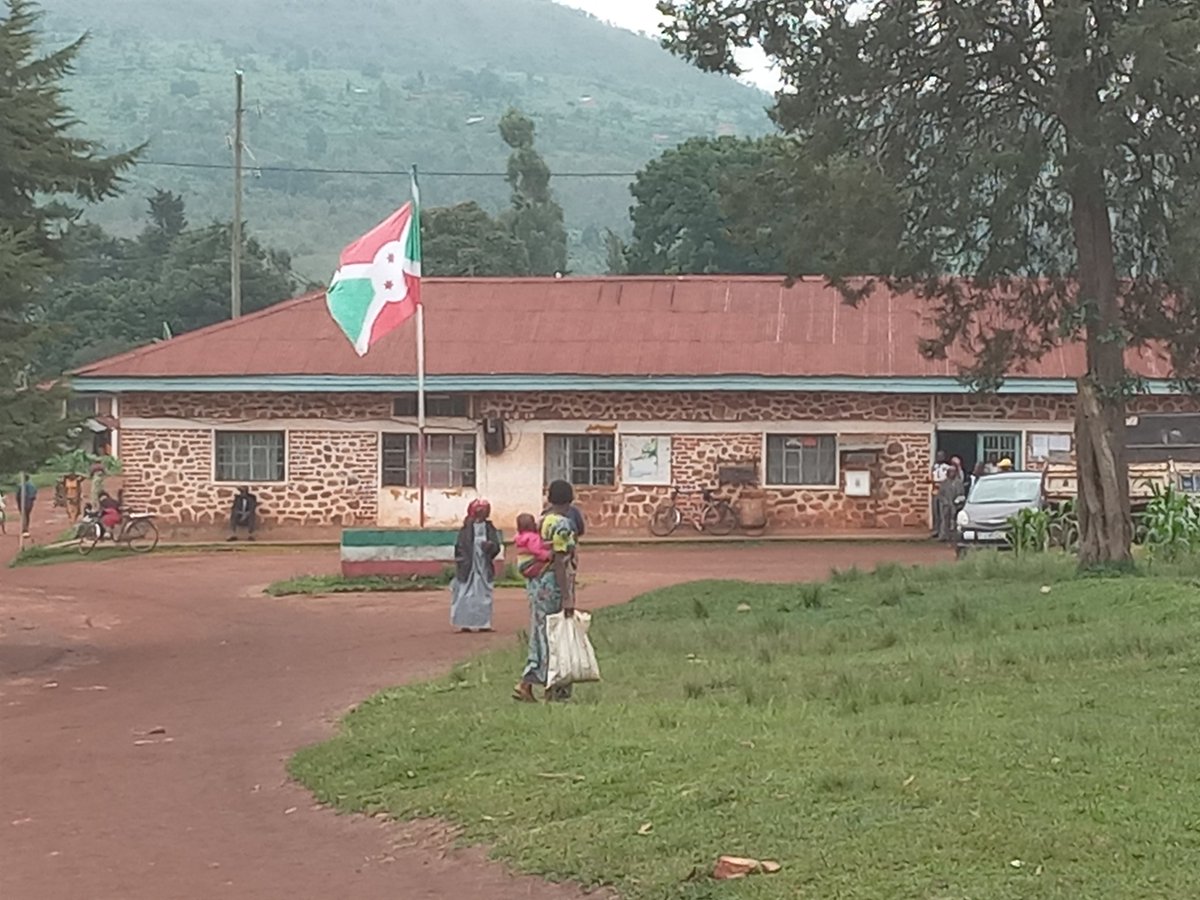 CVR_Burundi's tweet photo. #Gishubi_1993, @Gitega l'armée s'est servi de l'aviation militaire pour massacrer en masse la population innocente sur les collines #Bukwavu et #Ruhande qui abrite le lycée Gishubi devenu le lycée technique, selon la mémoire des familles victimes. @NtareHouse @burundi_cvr https://t.co/MJynelKMXf