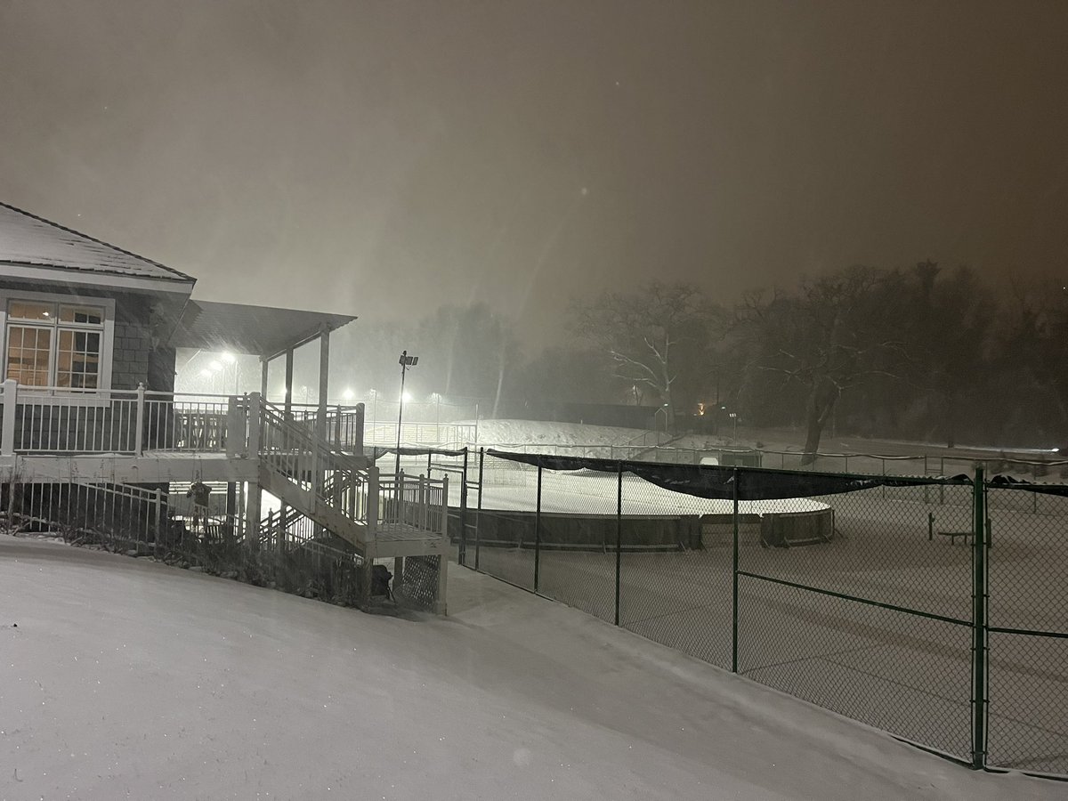 MrsMiaCon's tweet photo. Early morning with the snow! Now just waiting for more to hit. https://t.co/xq5yiP7Nks