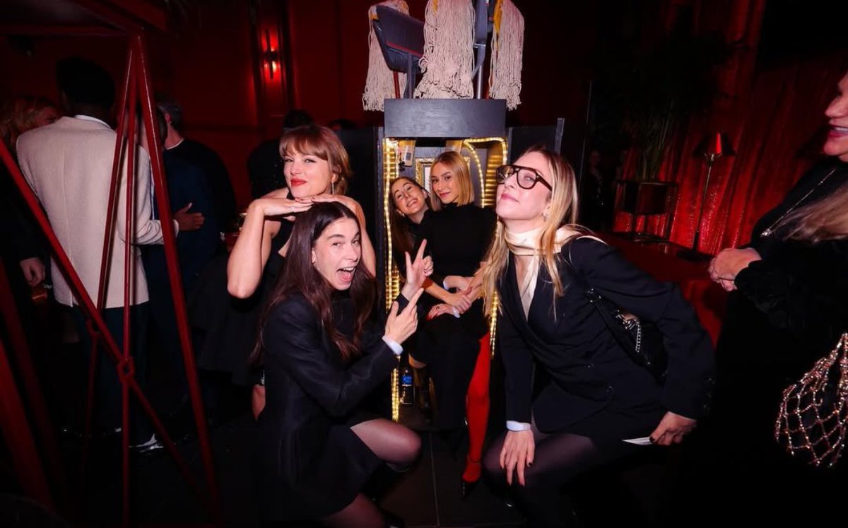 SwiftNYC's tweet photo. THE CLEANING CART MAKES A COMEBACK 🤍 https://t.co/qTYERGFHFA
