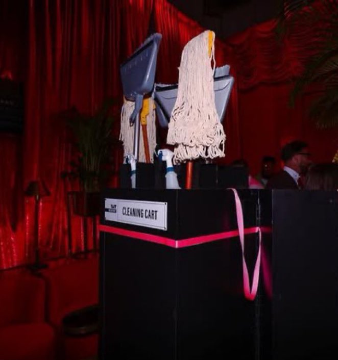SwiftNYC's tweet photo. THE CLEANING CART MAKES A COMEBACK 🤍 https://t.co/qTYERGFHFA