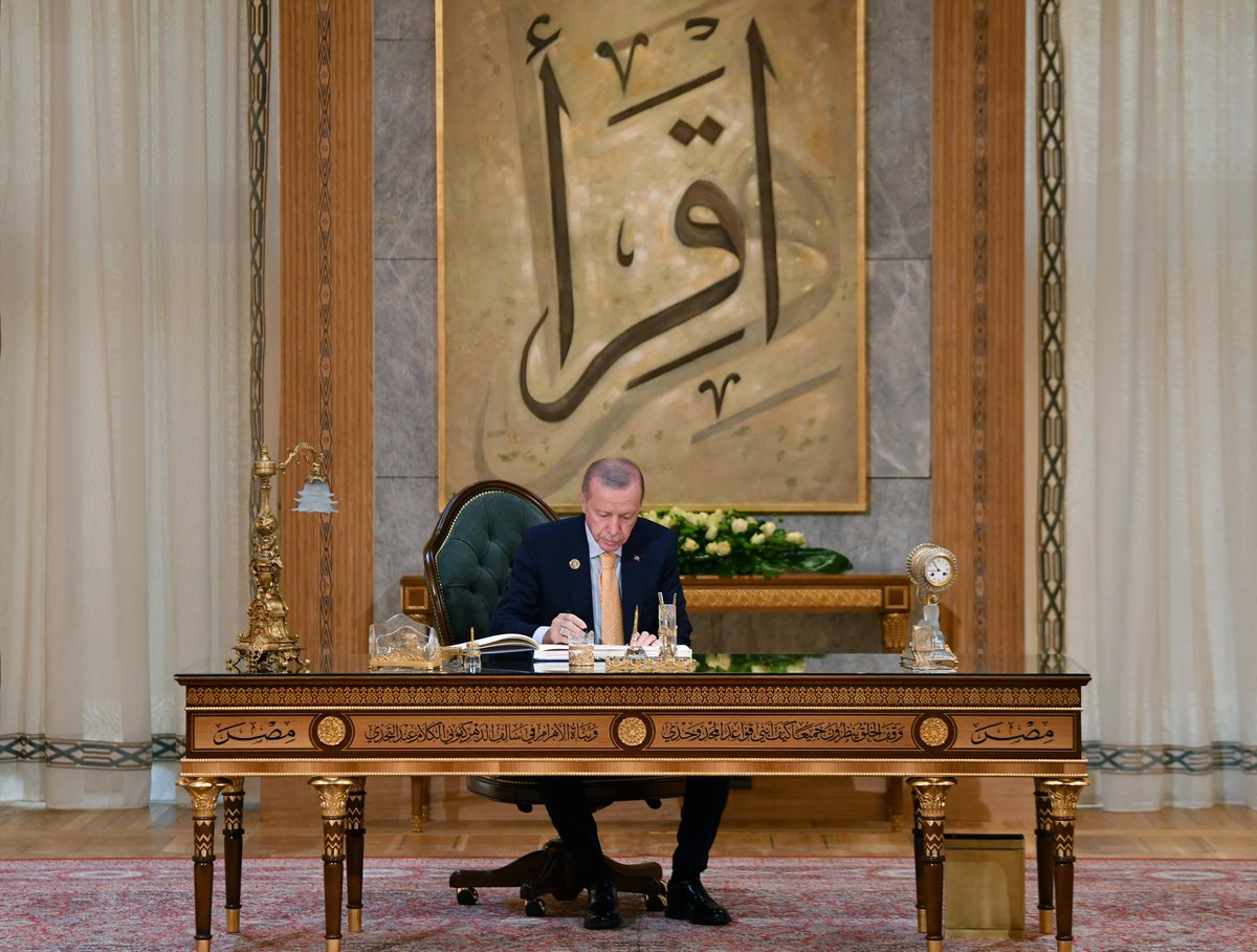 ismail_halis's tweet photo. Ensar kavramını
modern zamanlar siyasetine o kazandırdı 

Sadece söylem olarak değil 
Ensar olmanın hakkını
sadece Recep Tayyip Erdoğan verdi 

14 - 28 Mayıs'ta 
sadece tüm siyasi partiler değil 
AK Parti elitokrasisi - sosoyolojisi - tabanı - rüzgarı karşısında iken bile 

Merhamet dedi
şefkat dedi
insanlık, hakkaniyet, muhabbet ve kardeşlik dedi 

Geçenlerde yayında da söylemiştim 

Lider, siyasetçi, karar verici olarak değil 
bir insan, bir kul olarak 
bu ağır imtihanı en yüksek seviyede geçen çok az sayıdaki müslümandan biridir Recep Tayyip Erdoğan 

Ve muhtemelen
biraz da bu sebeple
Anadolu'daki deyişle
"Tayyip taşı yamuk atsa, Allah havada düzeltiyor" sağlaması olan 24 yılı geride bırakmak üzereyiz..

Sayın Cumhurbaşkanım

Sizin
merhamet ve adalet serdârlığınızda
bir nefer olmak 
bir nasiptir

Bu nasip için Allahımıza hamdederiz 

Suriyeli, Gazzeli yetim çocukların arkadaşları
size
cennetten
suriye haritası kadar büyük
hiç bir haritaya sığmayacak kadar büyük acılarından yunmuş yıkanmış çiçekler gönderiyordur şimdi ..

Siz bin yıllık Türk çınarını yeşerttiniz, yaşattınız 

Bin yaşayınız 

Hürmetle