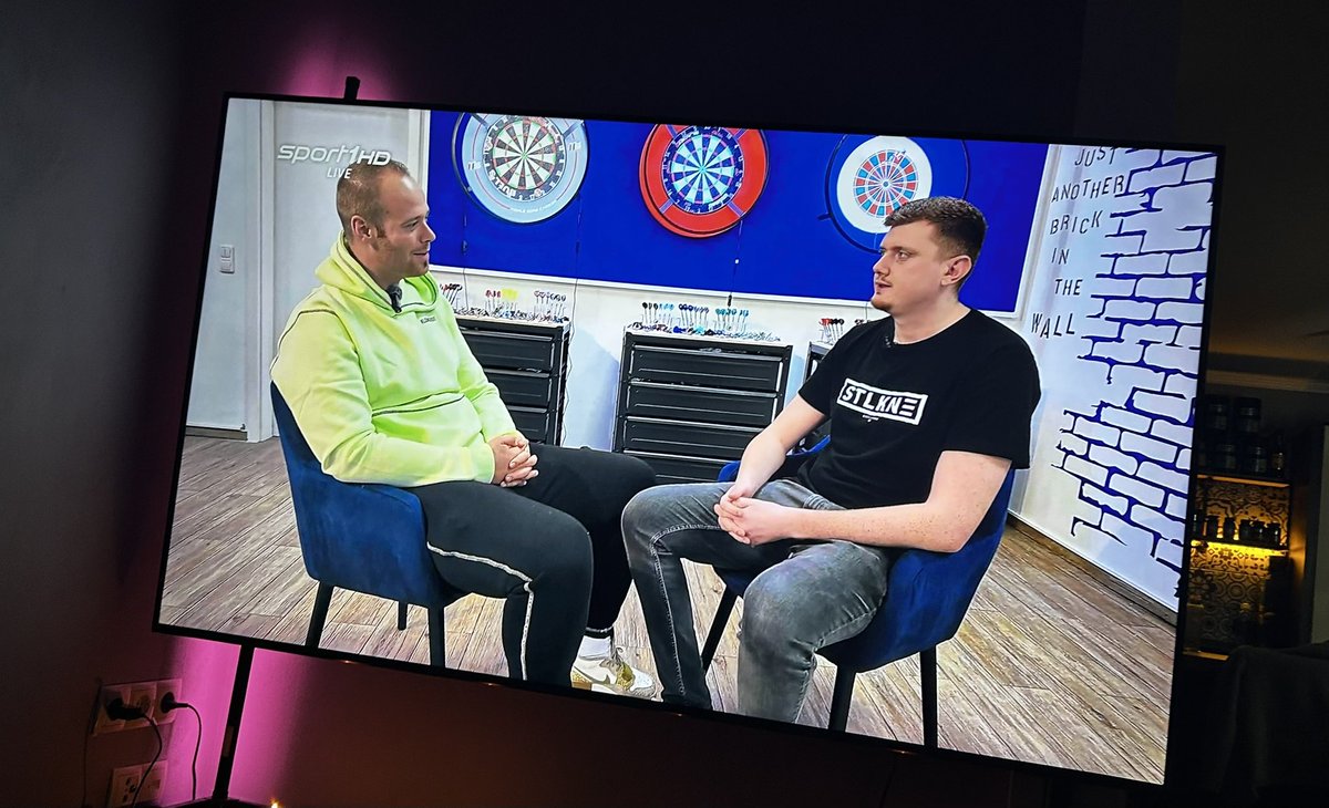 Wie nah möchtet ihr beim Interview aneinander sitzen? #DartsWM #Sport1