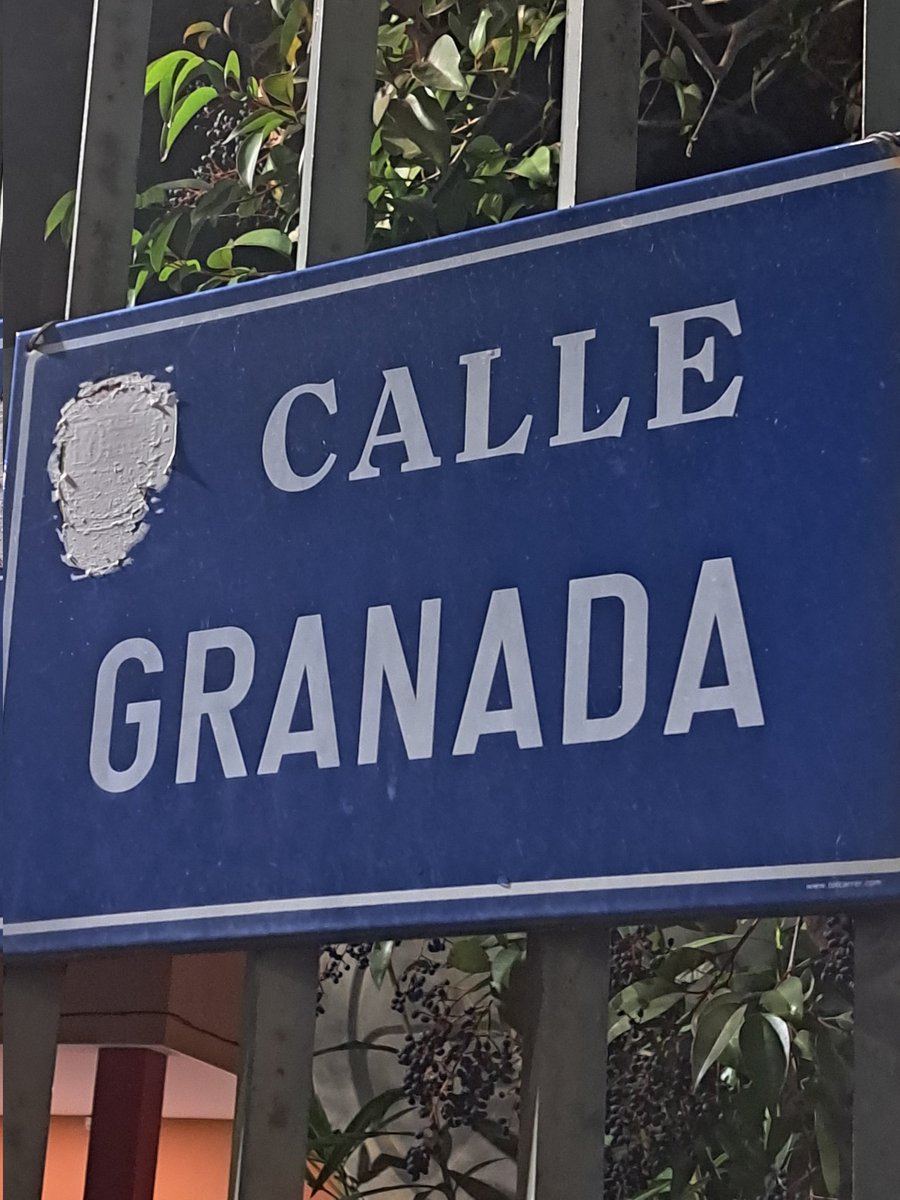 Damubla's tweet photo. Seguimos visitando las luces y,¡oh, sorpresa!, aquí tampoco funcionan las luces en la c/Granada.
Seguimos nuestro recorrido. ¿Qué nos encontraremos a continuación, @AytoMostoles? Por cierto, limpien el escudo de la Villa de #Móstoles
#Navidad #Navidad2024 #Navipark https://t.co/XcjqIPI1zU