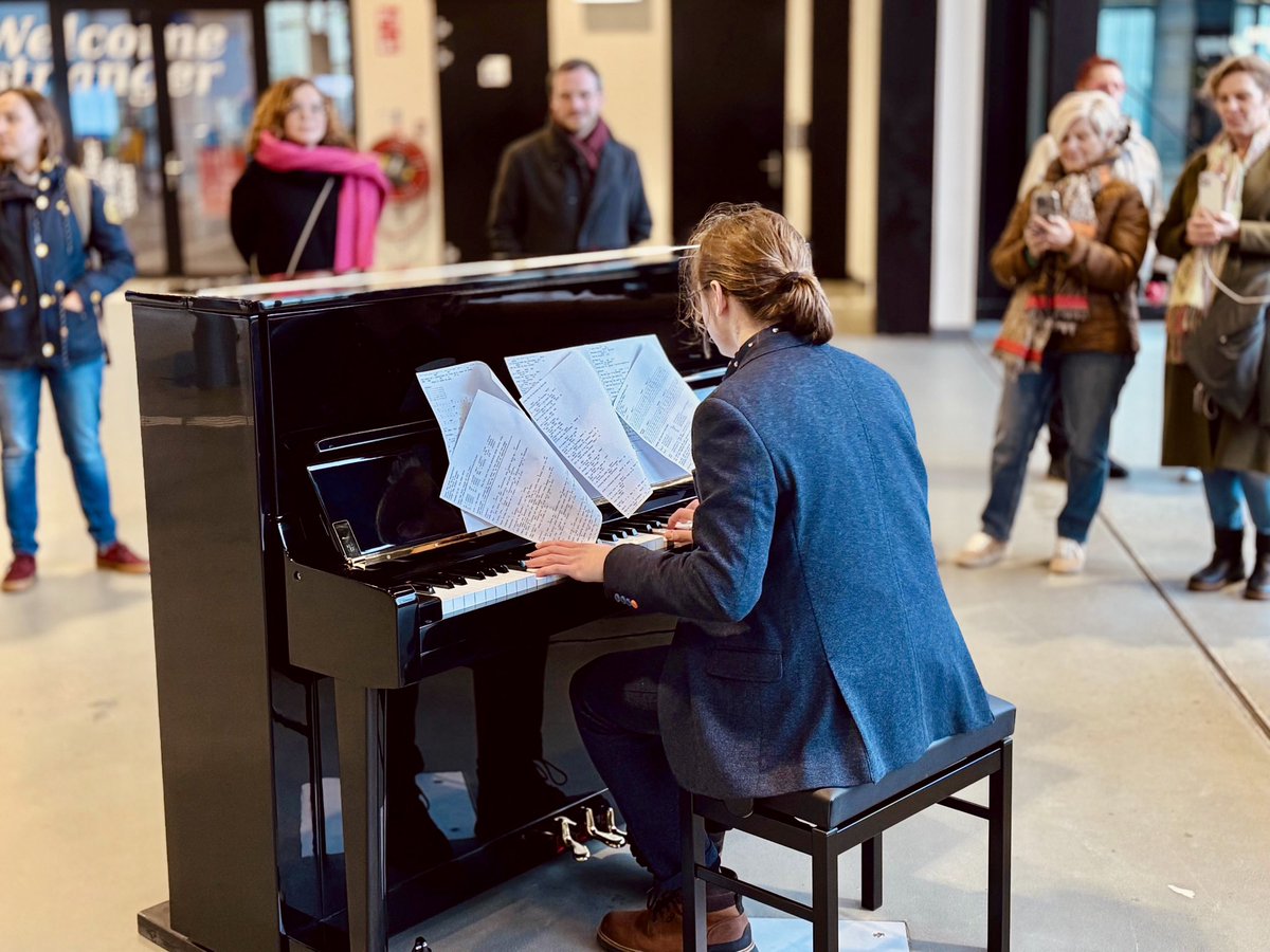 Station Heerlen heeft een stationspiano! 🎹 Vanmiddag is ‘ie onthuld door <a href="/jordyclemens/">Jordy Clemens</a>, pianist Bo Steens en onze stationsmanager. “Een stationspiano brengt mensen samen. Het zorgt ervoor dat mensen samen muziek gaan maken.” nieuws.ns.nl/pianoklanken-o…