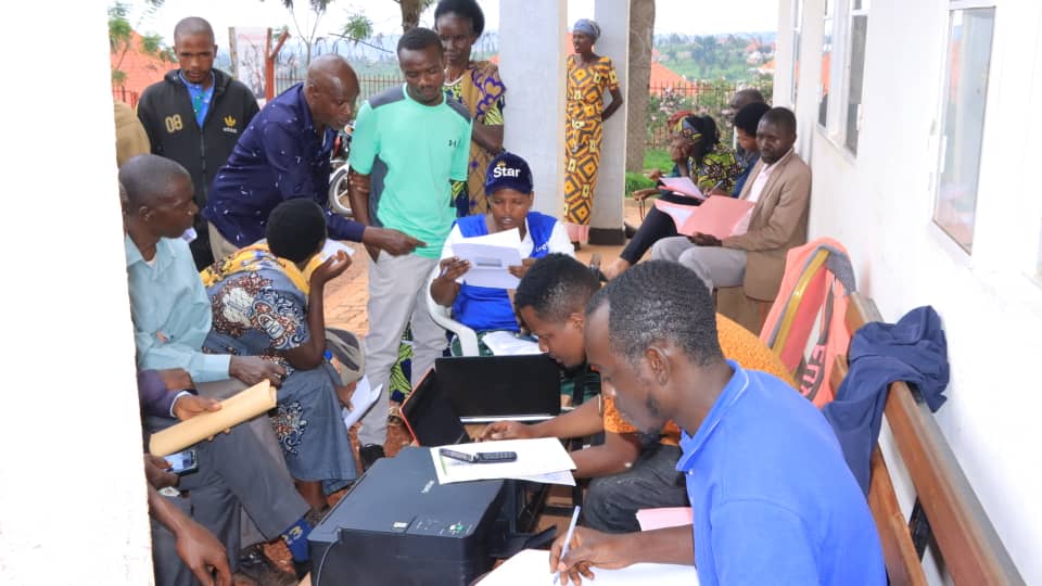 KireheDistrict's tweet photo. Ubuyobozi bw'Akarere ka Kirehe ku bufatanye na @Lands_Rwanda icyumweru cyahariwe serivisi z'ubutaka [#LandWeek] cyatangijwe ku wa mbere tariki ya 16/12/2024 cyakomeje kikaba kizasozwa tariki 20/12/2024,tubahaye ikaze mwese kuri uyu wa Gatanu.
[Ubutaka butakwanditseho si ubwawe]. https://t.co/1GZlLV3SO7