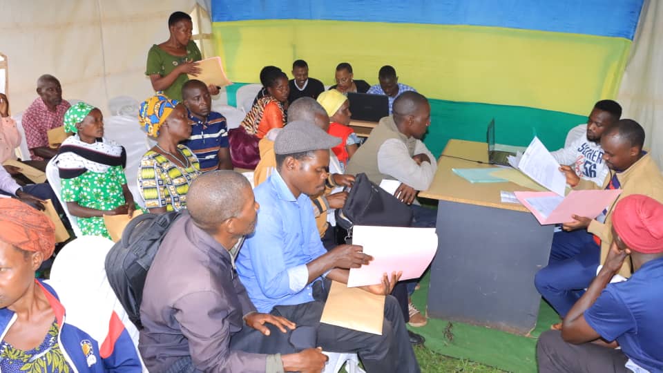 KireheDistrict's tweet photo. Ubuyobozi bw'Akarere ka Kirehe ku bufatanye na @Lands_Rwanda icyumweru cyahariwe serivisi z'ubutaka [#LandWeek] cyatangijwe ku wa mbere tariki ya 16/12/2024 cyakomeje kikaba kizasozwa tariki 20/12/2024,tubahaye ikaze mwese kuri uyu wa Gatanu.
[Ubutaka butakwanditseho si ubwawe]. https://t.co/1GZlLV3SO7