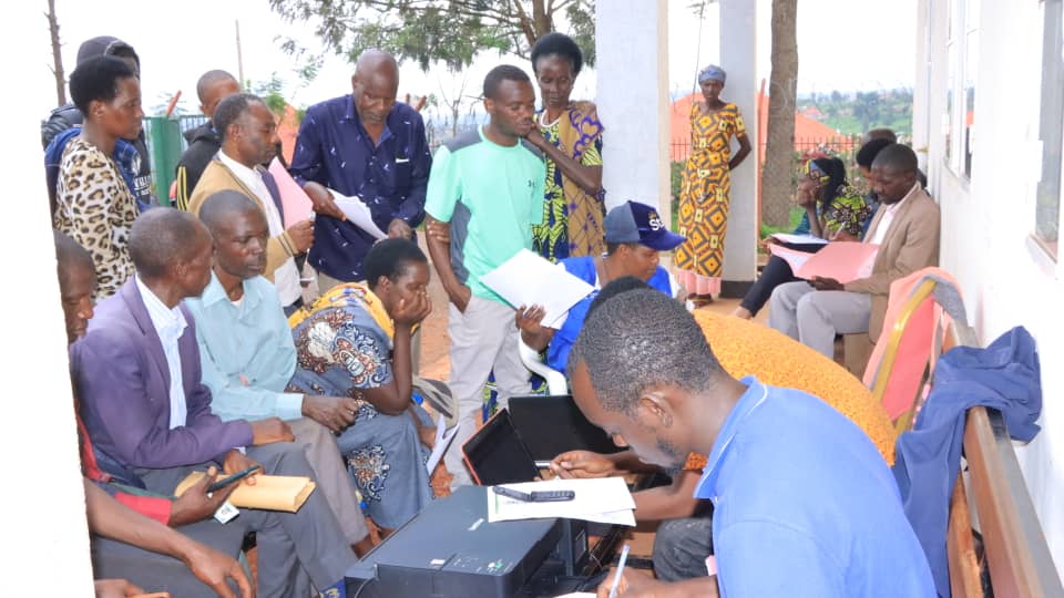 KireheDistrict's tweet photo. Ubuyobozi bw'Akarere ka Kirehe ku bufatanye na @Lands_Rwanda icyumweru cyahariwe serivisi z'ubutaka [#LandWeek] cyatangijwe ku wa mbere tariki ya 16/12/2024 cyakomeje kikaba kizasozwa tariki 20/12/2024,tubahaye ikaze mwese kuri uyu wa Gatanu.
[Ubutaka butakwanditseho si ubwawe]. https://t.co/1GZlLV3SO7