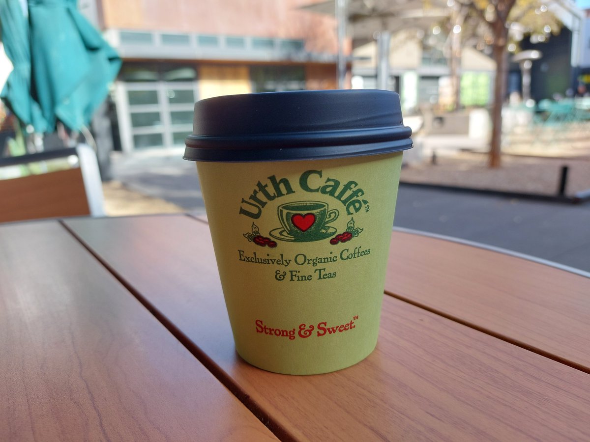 hanochan_usa543's tweet photo. #カフェ
ラスベガス郊外にあるオシャレなカフェUrth Caffeにやってきた。
Wynnのショピングプラザの中にもあるけど、2022年にDurango Casino Resortsの道向いにオープンした。
ここで頂くカフェラテは格別に美味しく、持ち帰りカップなのに蓋を開けるとラテアートがあって嬉しかった。
#Urth Caffe
#ラスベガス