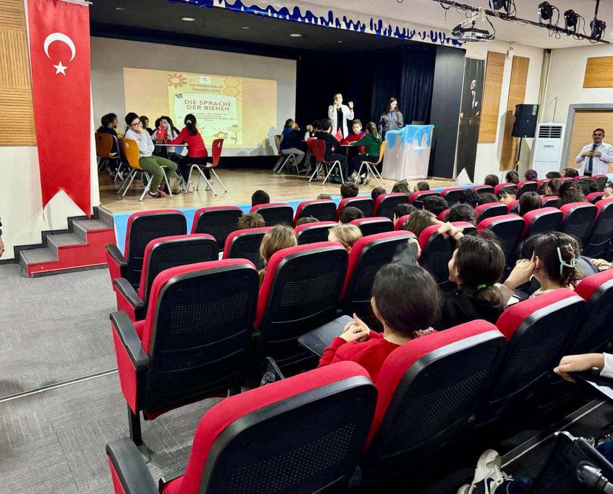 5. sınıf öğrencilerimizle Almanca “Heceleyen Arılar”yarışmasını düzenledik. 
Bu etkinlikle öğrencilerimiz, eğlenerek, kolay ve etkili öğrenme gerçekleştirdiler.🇩🇪