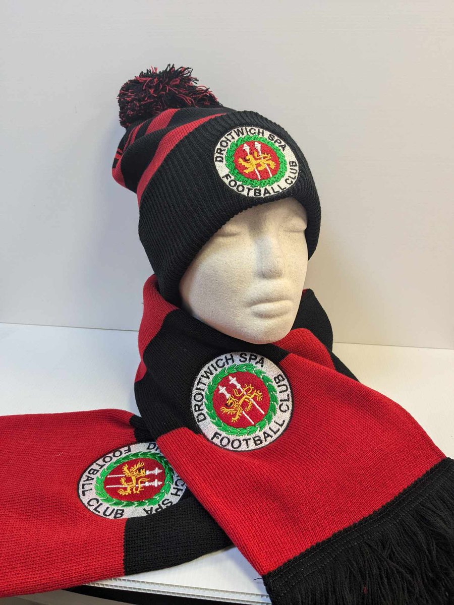 DroitSpaFC's tweet photo. 🤝
DSFC are delighted to be collaborating with SMEE Designs!

A top #droitwich business, they've worked so hard &amp; done a great job with the new merch

The new range is on sale at Saturday's game for those (almost) last minute gifts 🎁

#UTS #NewMerchDrop #supportlocal https://t.co/fu9thX2nKd