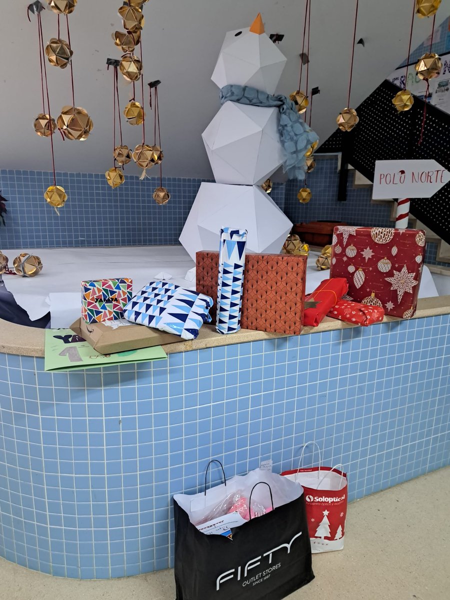 Hoy hemos recibido a Cruz Roja en una acción solidaria muy bonita: hemos entregado para algunos niños de su proyecto de refugiados un regalo y un christmas gracias a la colaboración de parte del alumnado de la ESO. Muchas gracias por haber participado en este acto de solidaridad.