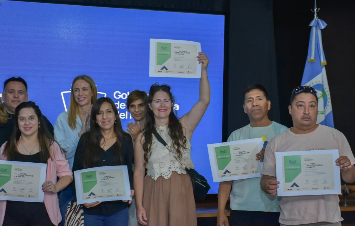 lucascastelli16's tweet photo. EL FUTURO LABORAL DE NEUQUÉN ESTÁ EN MARCHA
Más neuquinos y neuquinas recibieron su certificado y ya están preparados para potenciar sus oportunidades laborales. Celebramos el esfuerzo, y nos comprometemos a seguir impulsando más propuestas de formación #EmpleaNeuquen https://t.co/jaAKAWgDbT