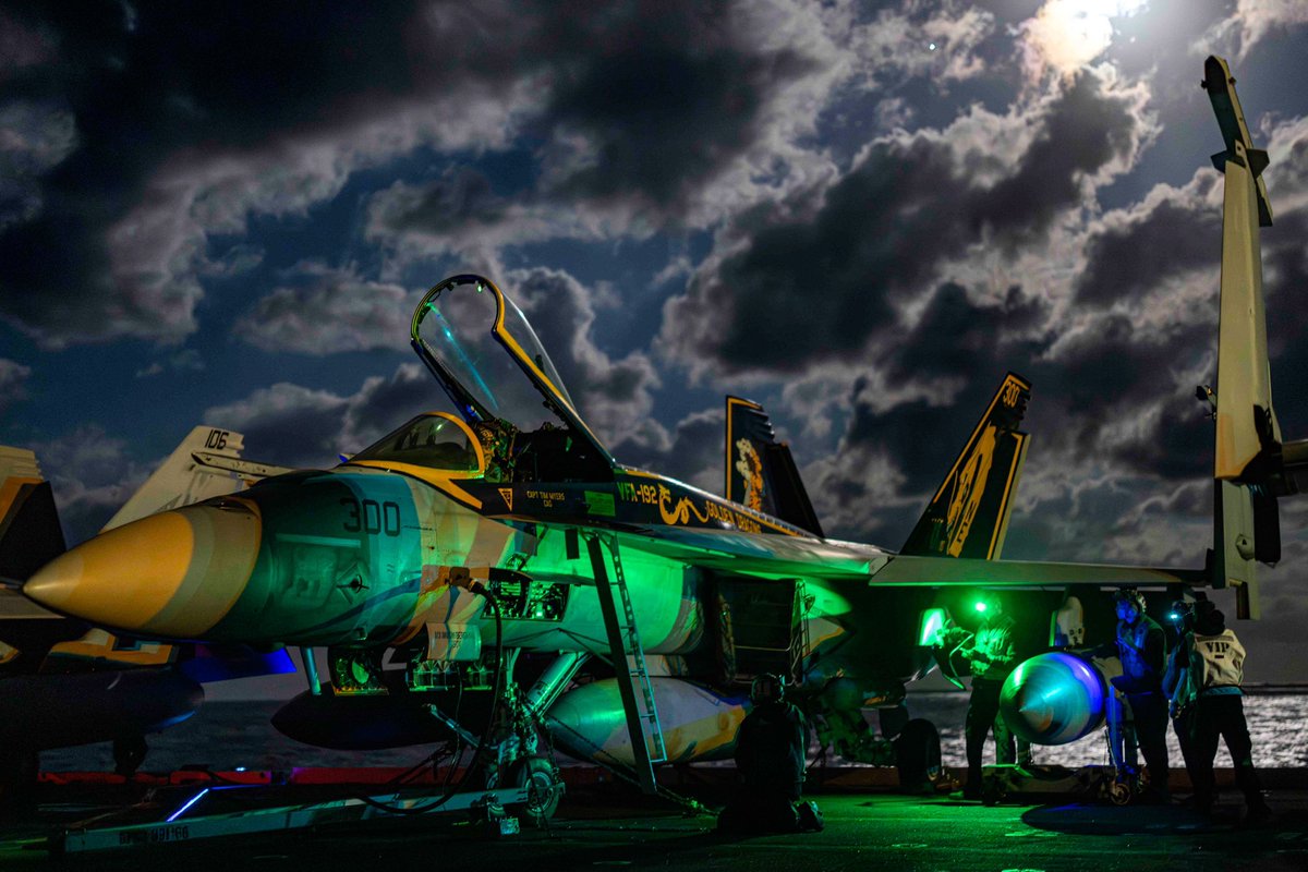 kadonkey's tweet photo. an F/A-18E Super Hornet from the “Golden Dragons” of Strike Fighter Squadron (VFA) 192 on the USS Carl Vinson Dec. 15, 2024. (Petty Officer 3C Isaiah Goessl 👏🏼👏🏼) https://t.co/5Y4oJEUjut