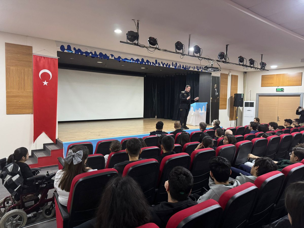 Seyhan İlçe Emniyet Müdürümüz Sayın Alper Yüksel, 
Meslek Uzmanları ile Kariyer Söyleşileri etkinliğimizde lise öğrencilerimizle birlikteydi. 
Kariyer sürecini ve deneyimlerini bizimle paşlaştığı için kendisine çok teşekkür ediyoruz.❤️💙