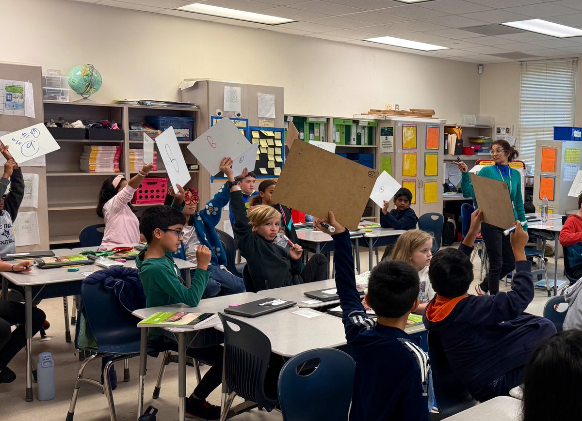 ROEworld's tweet image. Our 4th math stars are ready to solve the challenge! 🧮✨ Watch them rock those whiteboards! #MathClass #StudentSuccess #MRS