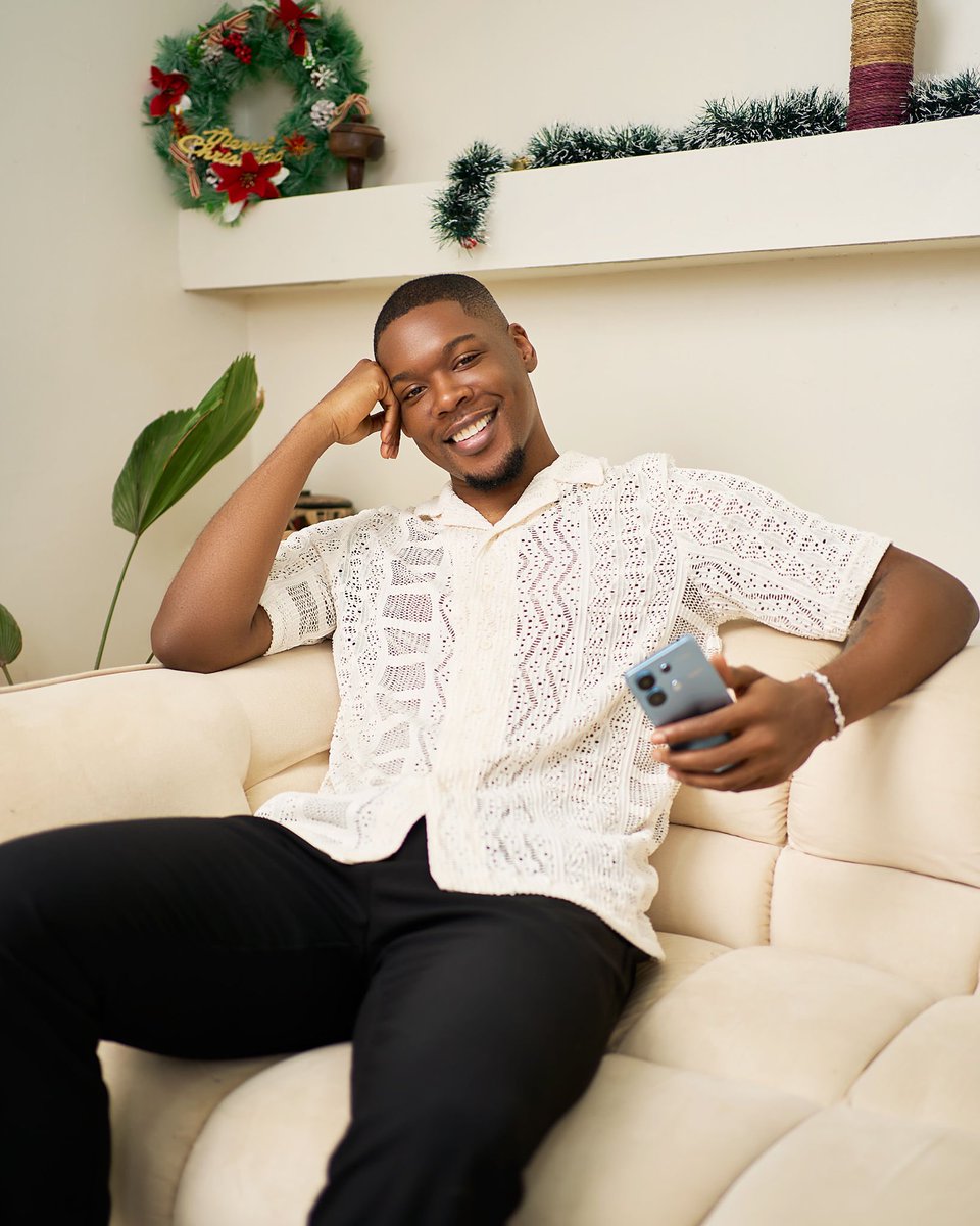 ShaunOkojie's tweet image. Unwrap the smooth magic this Christmas with the Redmi Note 13! 🎄✨

With its sleek design, smooth performance, and memories that shine as bright as the season, it&apos;s the perfect gift. Just ask Smooth Shaun!😏 @XiaomiNigeria 

#RedmiNote13
#ChristmasWithXiaomi