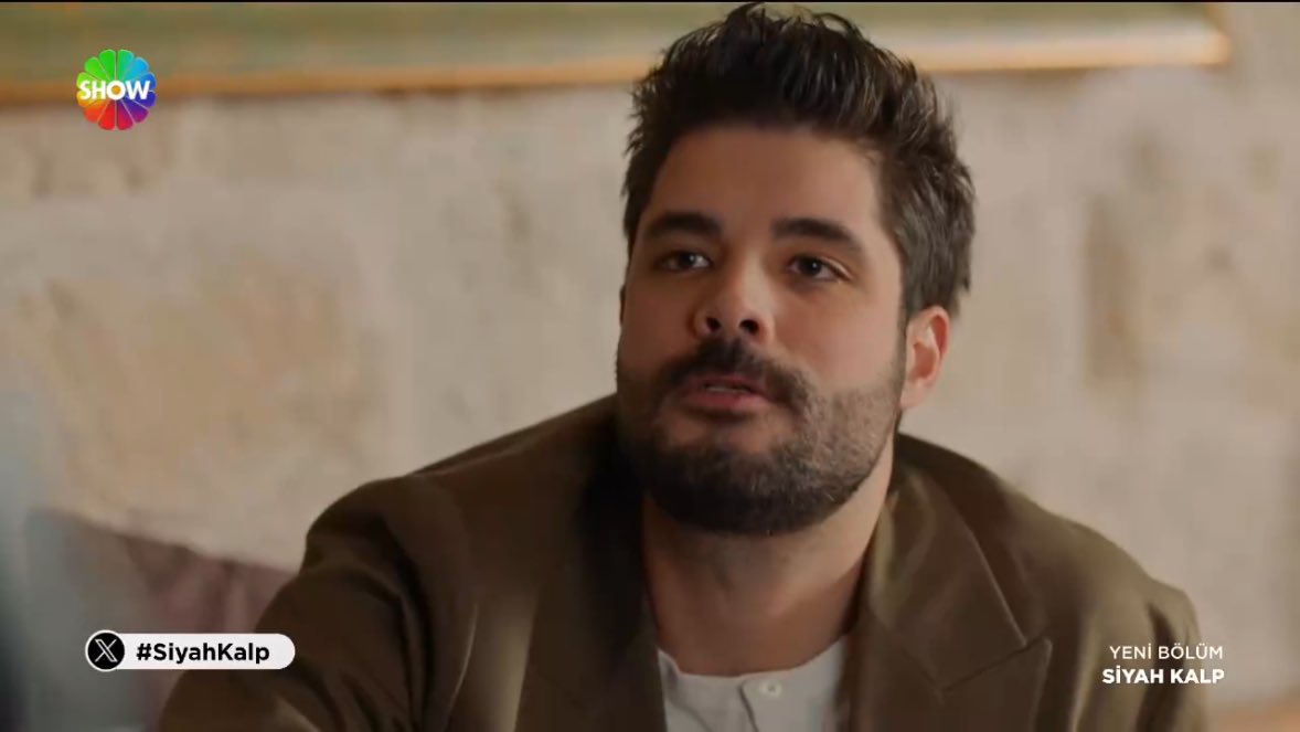 tvmuhendisii's tweet image. Bir cookie meselesi 

Esat &amp;amp; Esma sahnelerini çok seviyorum çok güzeller 🌹

#SiyahKalp | #EsEs