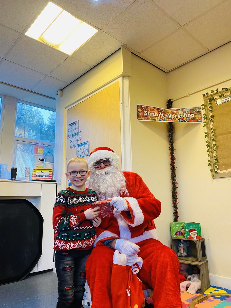 Waterprimary's tweet photo. Christmas Party afternoon for all our superstars with a visit from 🎅🏻🎄❤️💚 https://t.co/2yOv77Po6Y