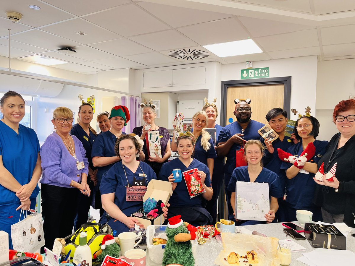 It’s that time of year, when secret Santa comes to visit this absolute dream team! Merry Christmas to you all 🎄🎅🤶 <a href="/GovJersey/">Government of Jersey</a> @GovJsyHCS