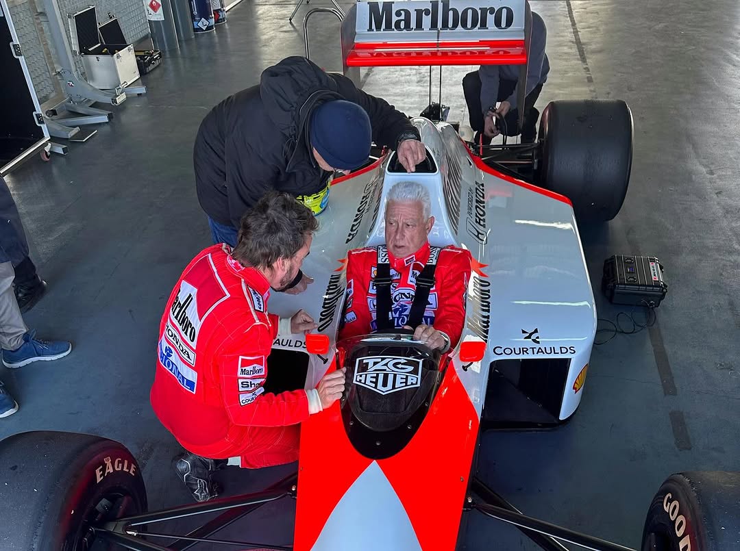 DAZN_ES's tweet photo. Imagina que tu hijo te compre un F1 que el mismísimo Ayrton Senna condujo por los circuitos del mundo...

Eso es exactamente lo que ha hecho Fernando Alonso. Le ha regalado a sus padres el coche en el que se inspiraron para pintarle uno de sus primeros karts 🥹❤️

📸 @alo_oficial