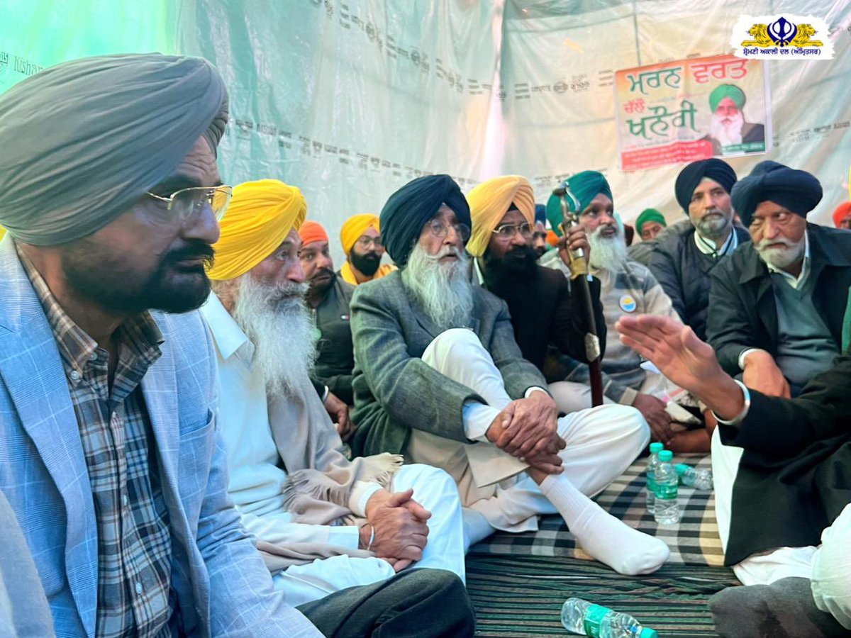 SimranjitSADA's tweet photo. ਅੱਜ ਖਨੌਰੀ ਵਿਖੇ ਕਿਸਾਨੀ ਮੋਰਚੇ ਵਿੱਚ ਹਾਜ਼ਰੀ ਲਗਵਾਈ ਅਤੇ ਮਰਨ ਵਰਤ ਤੇ ਬੈਠੇ ਕਿਸਾਨ ਆਗੂ ਸਰਦਾਰ ਜਰਗੀਤ ਸਿੰਘ ਡੱਲੇਵਾਲ ਜੀ ਦਾ ਹਾਲ ਜਾਣਿਆ। 
ਦੁੱਖ ਅਤੇ ਅਫ਼ਸੋਸ ਦੀ ਗੱਲ ਹੈ ਕਿ ਇੱਕ ਬਜ਼ੁਰਗ ਕਿਸਾਨ ਆਗੂ ਸਮੂਹ ਕਿਸਾਨੀ ਦੇ ਹੱਕਾਂ ਲਈ ਜੂਝਦਾ ਹੋਇਆ ਮਰਨ ਕਿਨਾਰੇ ਬੈਠਾ ਹੈ ਅਤੇ ਸਰਕਾਰ ਦੇ ਕੰਨ ਤੇ ਜੂੰ ਨਹੀਂ ਸਰਕ ਰਹੀ। https://t.co/vwpxfK86V3