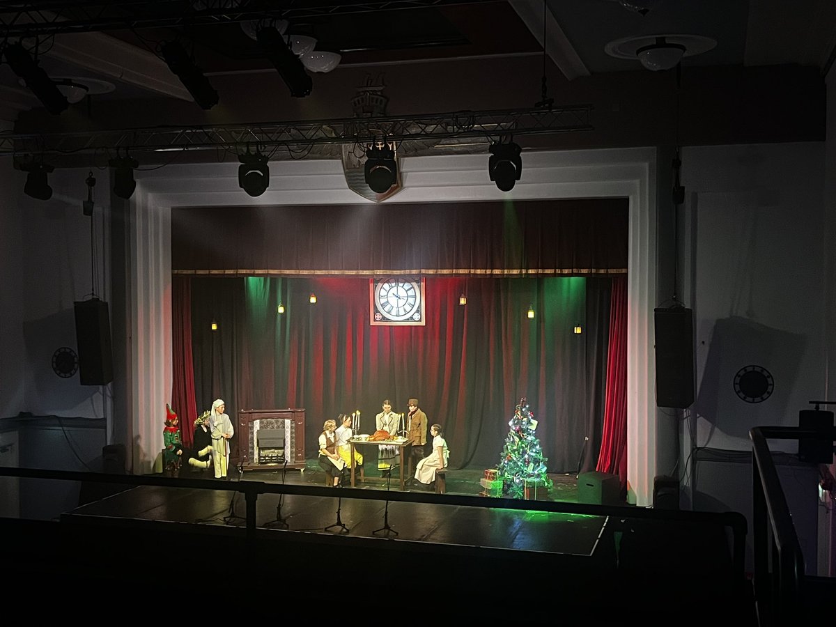 MrsMcLeishDHT's tweet photo. 🎭 THE ELF &amp; SCROOGE 🎭

Wow! 🤩 What an amazing performance by Project Theatre at Gmth Town Hall today 🌟 

Such incredibly talented youngsters inc. some of our very own pupils from @BeancrossPS! 🙌🏻

Our P4-7 pupils really enjoyed the show - well done to all the performers! 👏🏻 https://t.co/linKhjDt4g