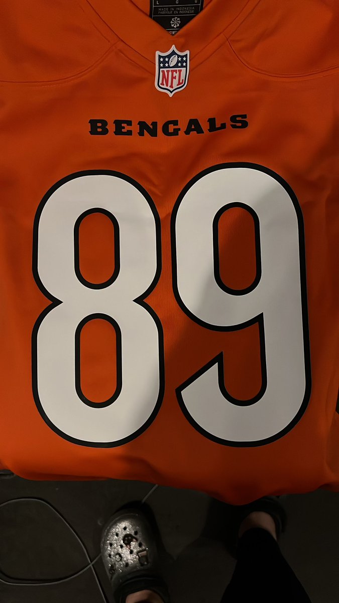 VictoriaBroad's tweet photo. Very sick of Fanatics having us bent over a barrel for NFL stuff in the UK. Yet another custom jersey that’s not right. Number 8 on the back is upside down AND has a rip in it. So frustrating - it’s so much money to fork out for this to happen… @FanaticsSupport https://t.co/sX4jwb6K7w