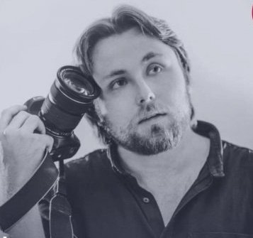 Давайте к действительно важным вещам вернёмся, где мы - общество - имеем значение и играем огромную роль. Поддержка политзаключенных. 
Сегодня небольшой тред - письмо Саши Струкова. Струков был фотографом штаба Навального. Осуждён на 7 лет 10 месяцев за высказывания в соцсетях.