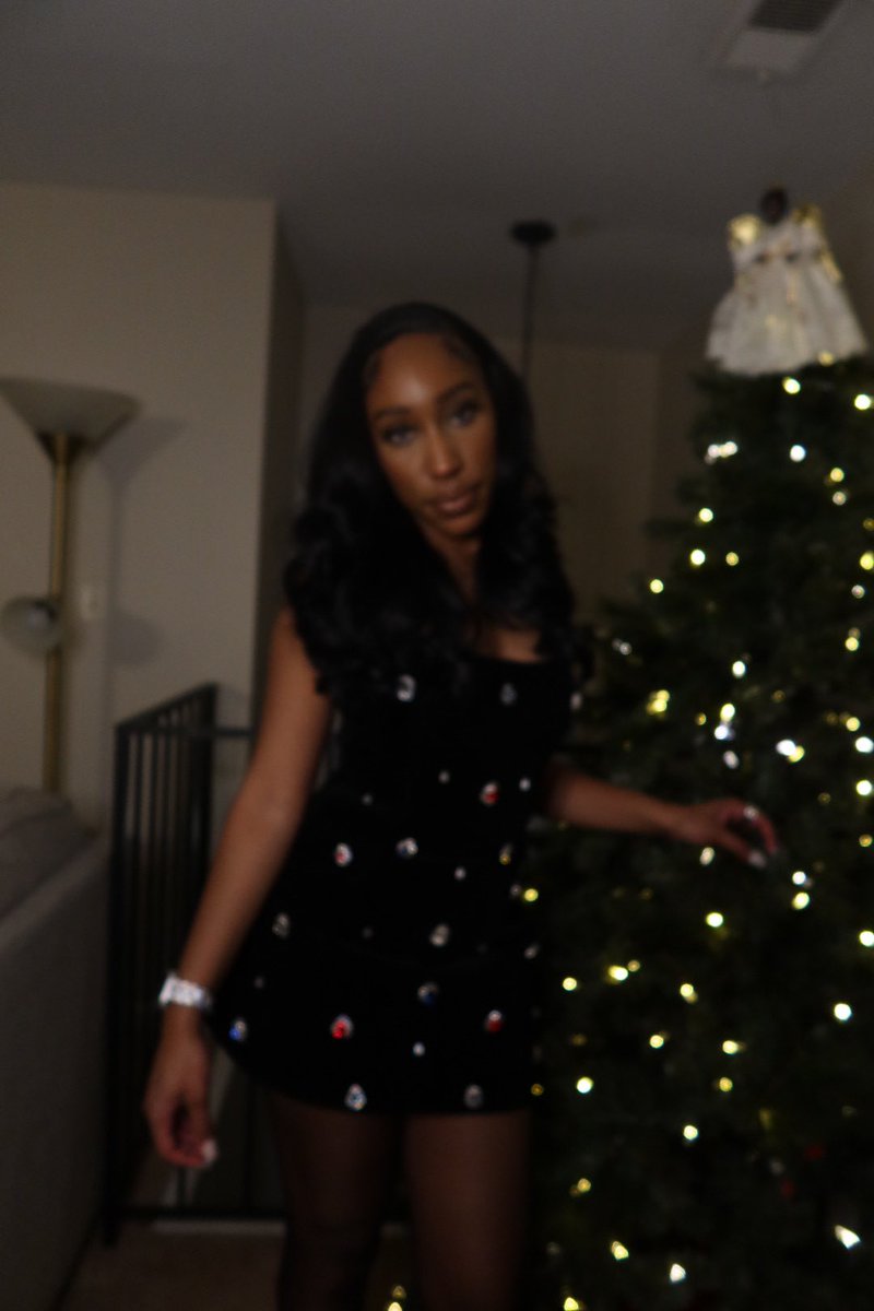 themsmaya's tweet photo. i do me VERY well . #1218 #issaholiday https://t.co/1wmbPK2X06