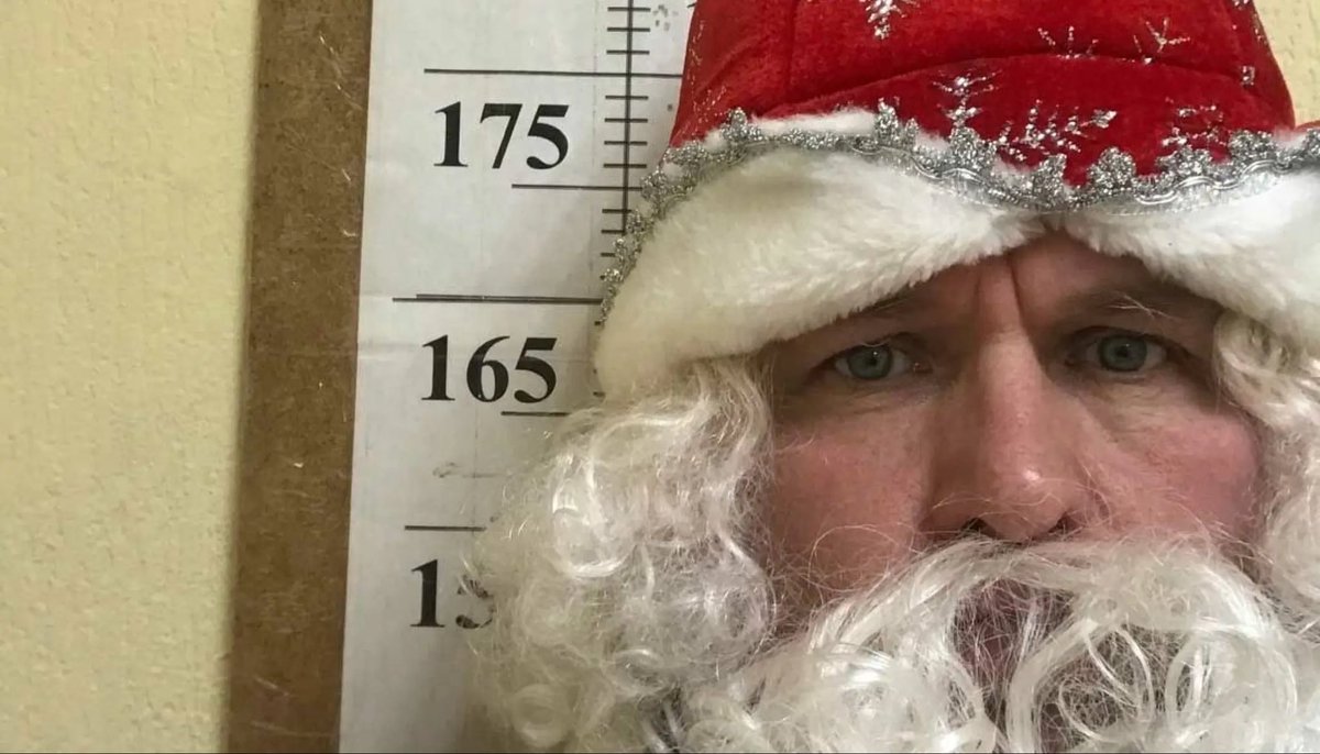 TheNorskaPaul's tweet photo. The City Court in the north Russian town ofย #Ukhta has imposed two fines of 10k rubles each (ยฃ92) on local activist #LeonidLarichev due to beard that partially covered his face as he dressed up as โFather Frostโ (the Russian Santa Claus) for a series of protests.๐ณ๐
He is going for city Mayor, usually chosen by corrupt local legislators & he wanted to draw locals attention as he finds it unfair & illegitimate.๐ค๐