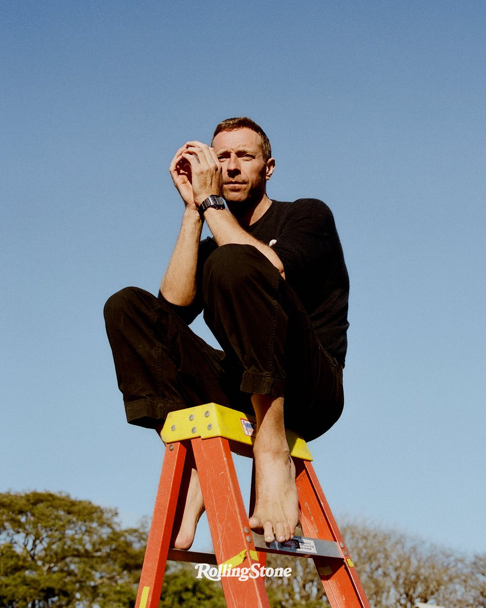 RollingStone's tweet image. Chris Martin on his love life:

“It is important to say that [romantic love] is such a big factor in everything, even though it feels right to keep it precious and private.”

Interview: rollingstone.com/music/music-fe…
