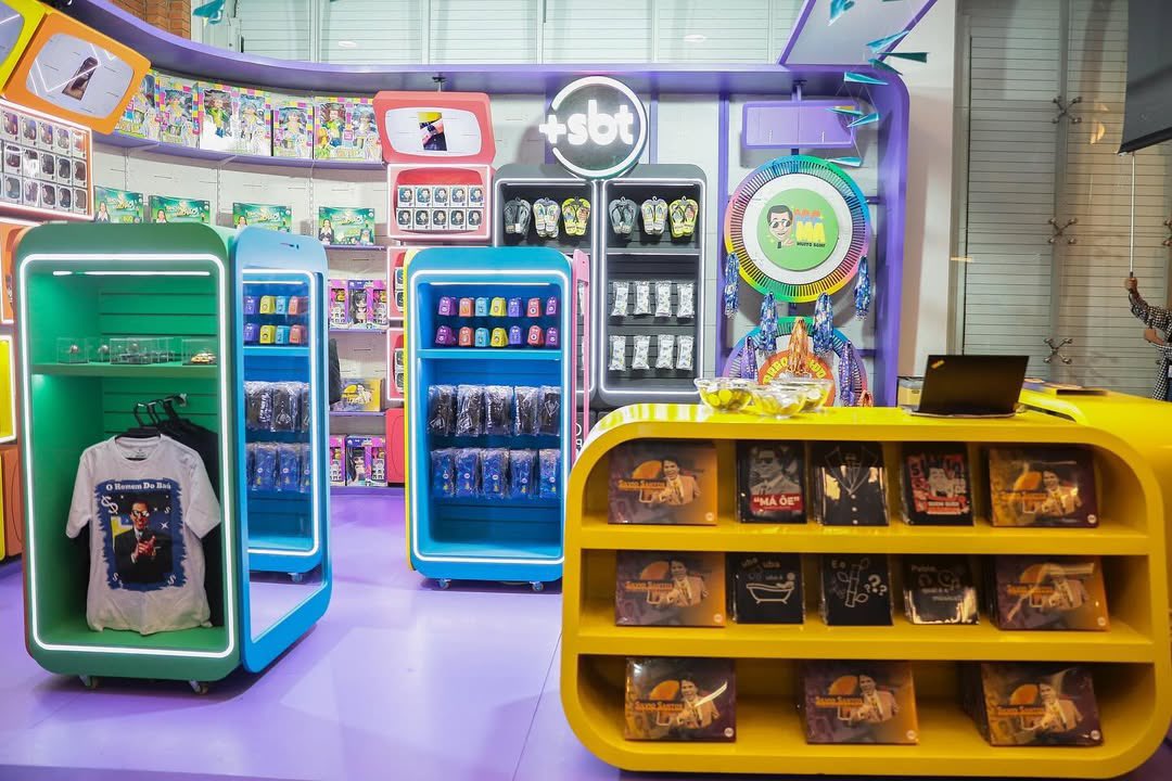 rodrigoceribeli's tweet image. A lojinha do SBT, marca o lançamento de novos produtos licenciados do SBT, sendo eles bonecos da novela “A Caverna Encantada”, “Picapau Amarelo” e o novo boneco do Silvinho.

Não deixe de conhecer a lojinha do SBT, está incrível! 

#cavernaencantada #silviosantos #picapauamarelo