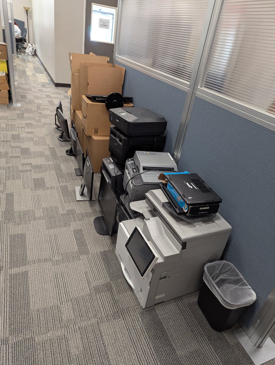 GreenGloveIT's tweet image. 🎉 FREE IT Recycling Pickup! 🎉
Say goodbye to your unused electronics and hello to a greener tomorrow. 🌍♻️ We’ll pick them up for free—no hassle, just sustainability! Schedule today. 💻✅
 
 #TechCleanUp #RecycleIT