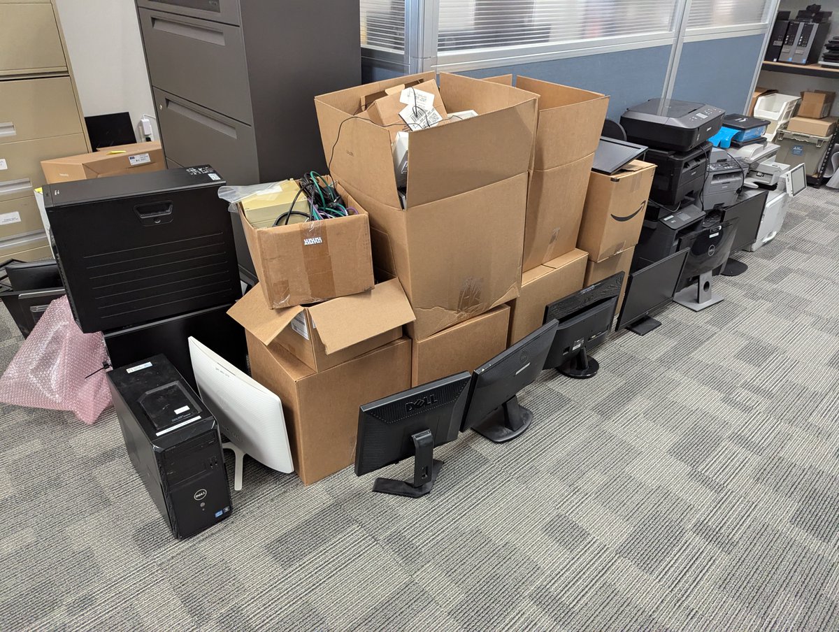 GreenGloveIT's tweet image. 🎉 FREE IT Recycling Pickup! 🎉
Say goodbye to your unused electronics and hello to a greener tomorrow. 🌍♻️ We’ll pick them up for free—no hassle, just sustainability! Schedule today. 💻✅
 
 #TechCleanUp #RecycleIT