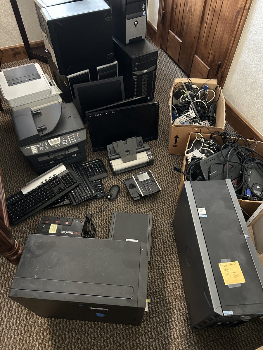 GreenGloveIT's tweet image. 🎉 FREE IT Recycling Pickup! 🎉
Say goodbye to your unused electronics and hello to a greener tomorrow. 🌍♻️ We’ll pick them up for free—no hassle, just sustainability! Schedule today. 💻✅
 
 #TechCleanUp #RecycleIT