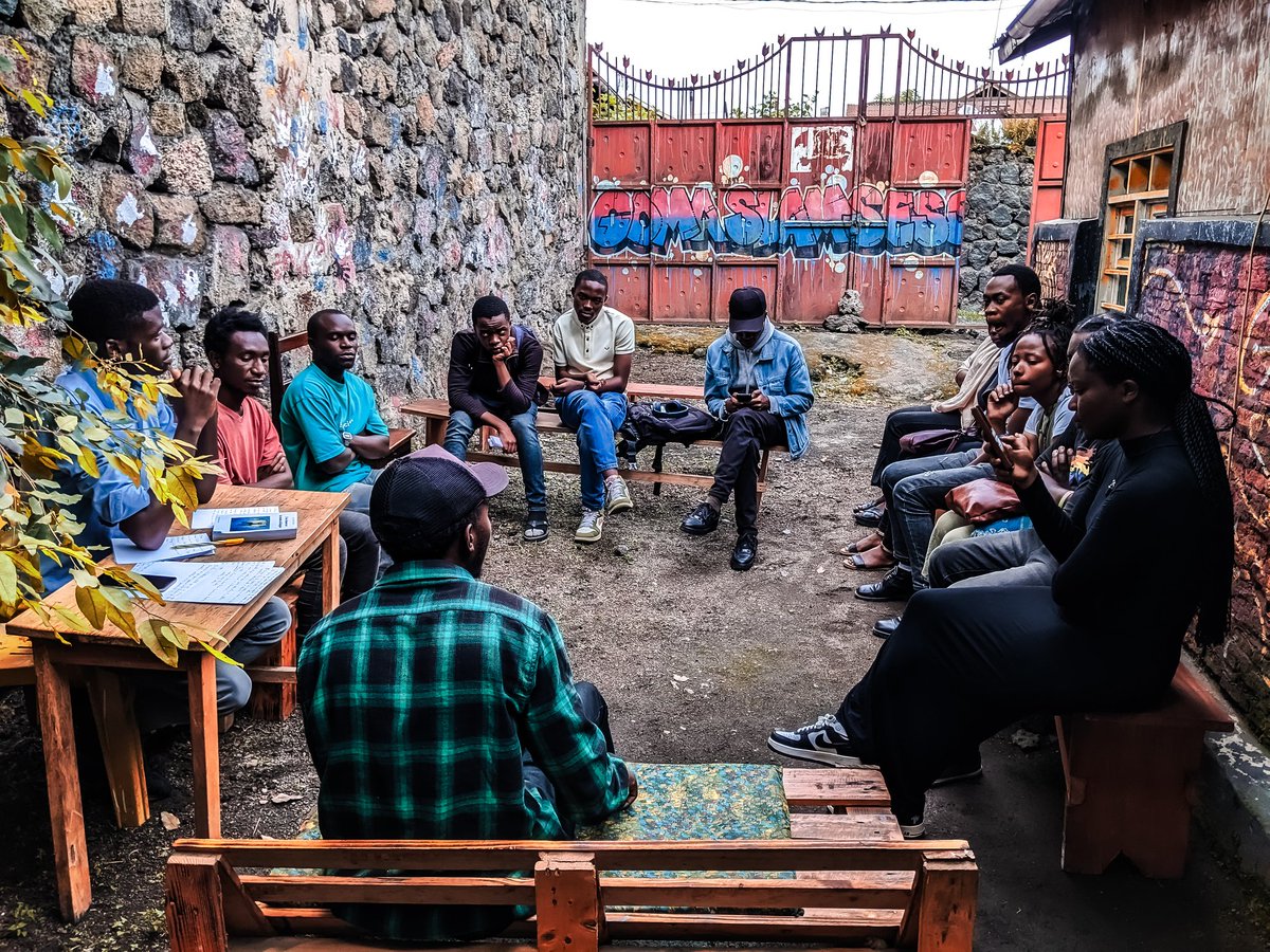 C'est toujours un plaisir de voir une jeunesse aussi dévouée à la culture de la pensée libre 😍
Nous avons tenu notre #RDVDeLaPenséeMaarifa  à notre espace Slam, une rencontre dont les échanges ont tourné autour du livre «J'irai Danser à la tombe de Senghor » 
<a href="/mlimanieditions/">Mlimani Editions</a>