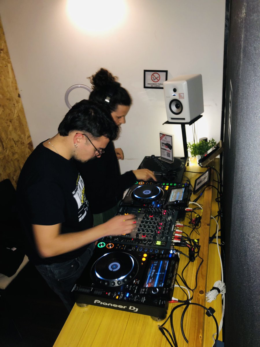 EA DEMÀ ESTAREM AL ROUGE (c/Poeta Cabanyes, 21) 🍸
POSANT MÚSICA RÀPIDA (20-00h) 🏁
SI TENS SOPAR D’EMPRESA, VINE ABANS, O DESPRÉS, PLÀ FÀCIL 👔 

ELS TEUS AMICS D’EL CUB 🏁