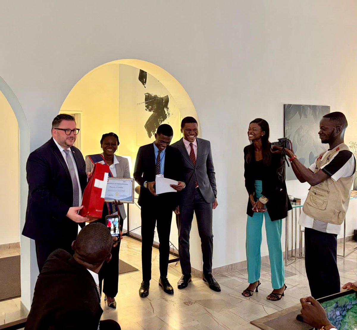 Fericofficiel's tweet image. #Concoursd’Excellence | Le @Fericofficiel est heureux de vous annoncer que la 1ère Édition du ‘’ Diplomate en devenir ‘’ a été organisée hier avec @AmbSuisseRDC🇨🇭🇨🇩. C’est une Initiative permettant aux étudiant(e)s en R.I de tester leurs connaissances. 

@tresorkanda2