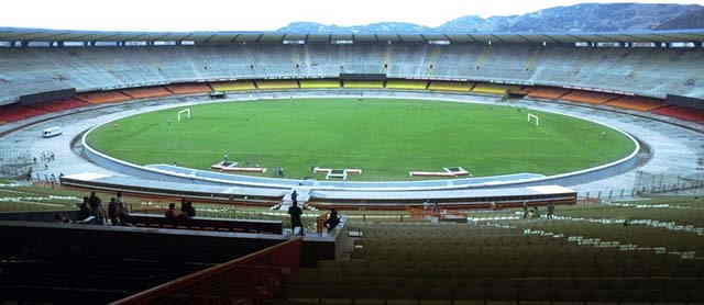 rubisfla's tweet photo. alguns pequenos momentos das torcidas cariocas no maracanã antigo.

achei vídeos aleatórios e tive a BRILHANTE ideia de fazer isso.

sem legenda. faz o que tu quiser com essa merda. https://t.co/oom3ghn7tR