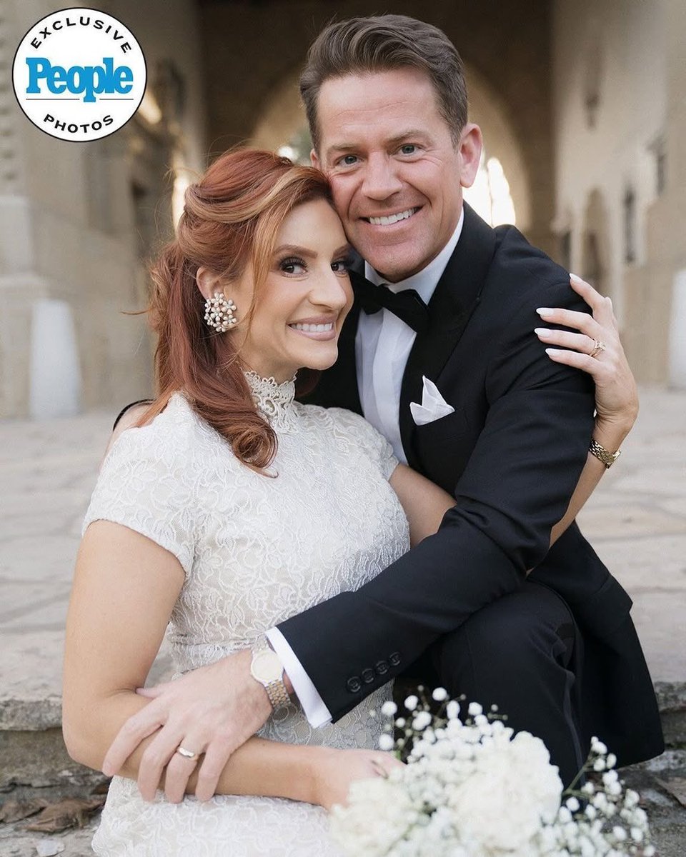 PopCrave's tweet photo. ‘That’s So Raven’ star Anneliese van der Pol shares her wedding photos with husband Johnno Wilson. 💍 https://t.co/QMLo8xFnnz