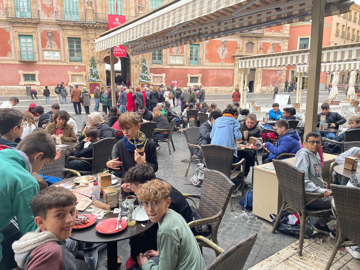 🎄✨ Hoy, nuestros alumnos de 1º de ESO de Religión han disfrutado de una jornada especial visitando belenes y compartiendo un ágape juntos.

Una experiencia llena de tradición, compañerismo y el verdadero espíritu navideño que nos une en estas fechas tan mágicas. ❤️