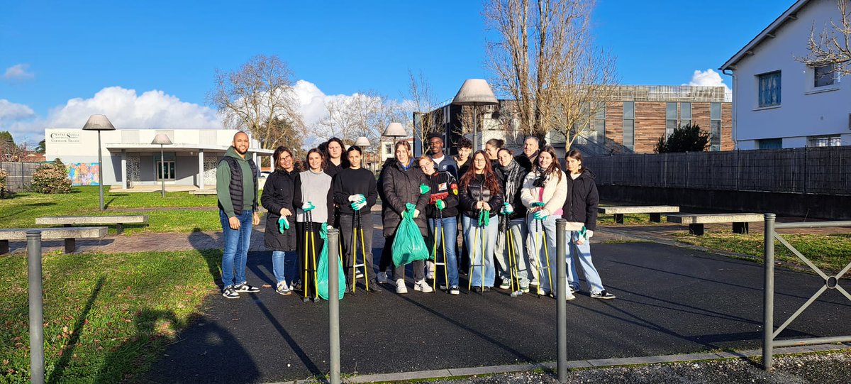 CapelleLycee's tweet photo. Dans le cadre du projet « Sport Santé et Citoyenneté » les élèves de 1ASSP en partenariat avec le centre social Germaine Tillon ont ramassé les déchets dans le quartier De Naillac.  @prefecture24 @VilledeBergerac @RANouvAquitaine @lacab24 @acbordeaux @casden_bp https://t.co/8iebB66haV