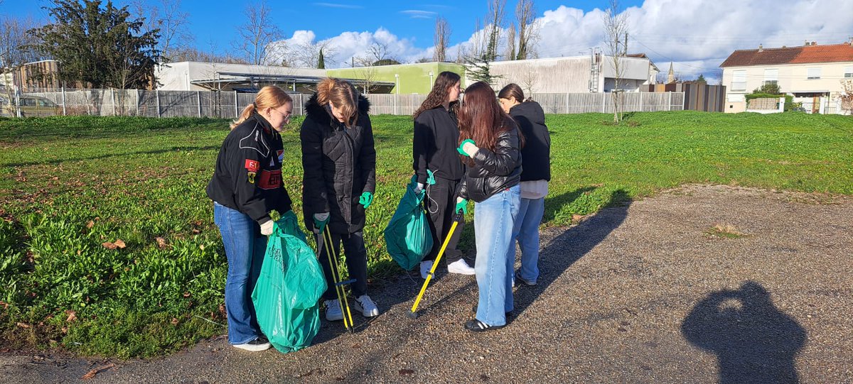 CapelleLycee's tweet photo. Dans le cadre du projet « Sport Santé et Citoyenneté » les élèves de 1ASSP en partenariat avec le centre social Germaine Tillon ont ramassé les déchets dans le quartier De Naillac.  @prefecture24 @VilledeBergerac @RANouvAquitaine @lacab24 @acbordeaux @casden_bp https://t.co/8iebB66haV
