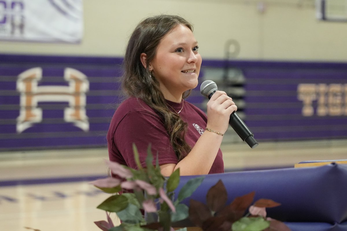 Congratulations to Hahnville cheerleader Hailey Clifton who has signed to continue her academic and athletic career at University of Louisiana Monroe! 🎉🏈🐅