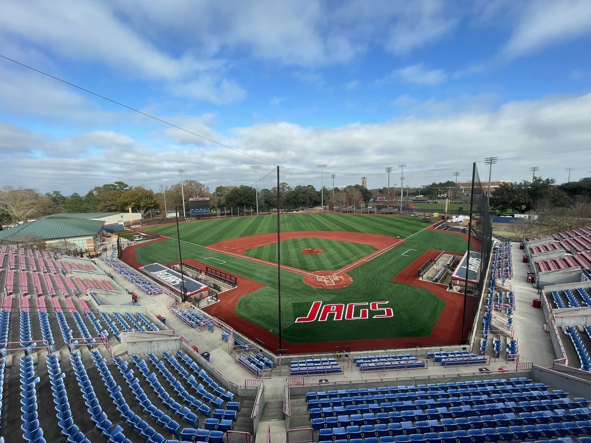 JTCrabtreeUSA's tweet photo. Finishing touches👌🏼@SouthAlabamaBSB https://t.co/kln8411ITe